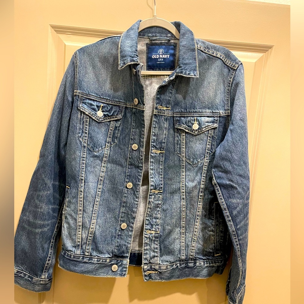 Men’s Old Navy Denim Jean Jacket size Small, button closure, never worn.